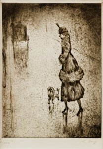 Dame mit Pudel auf regennasser Straße